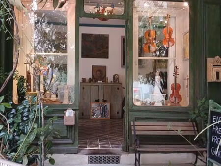 maison d’artiste avec galerie  ateliers  cour et jardin en bord de rivière – au cœur d’un 