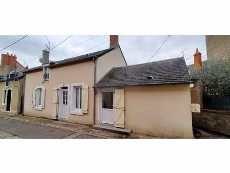 maison de bourg de 75 m2  3 pièces  courette  grange et jardin non attenants