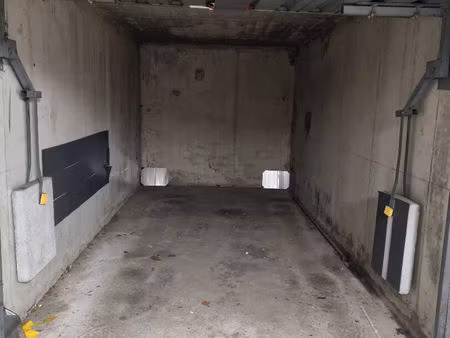 parking / box saint genis pouilly