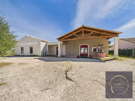 local commercial de 800m2 sur la commune de beaucaire.