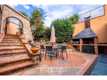 maison d'architecte au coeur de port-vendres avec piscine intérieure et patios