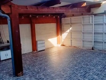 parking motos abrité et sécurisé