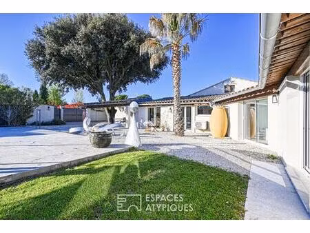 maison contemporaine et sa spacieuse piscine dans un écrin paysagé