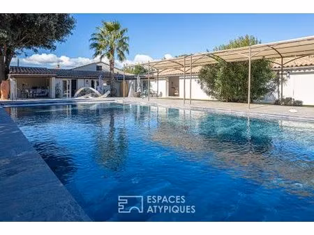 maison contemporaine et sa spacieuse piscine dans un écrin paysagé