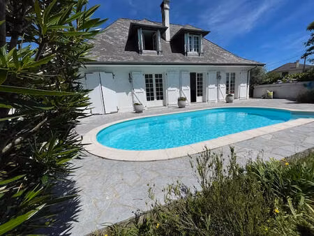 proximite immediate oloron - tres belle villa renovee t6 avec piscine et jardin clos -