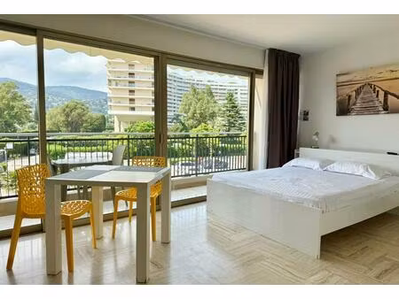 un studio au 1er étage vue montagne disposant d'une agréable pièce à vivre avec kitchenett