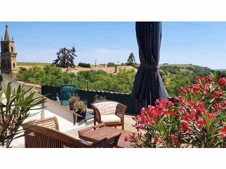 maison ancienne avec grande terrasse