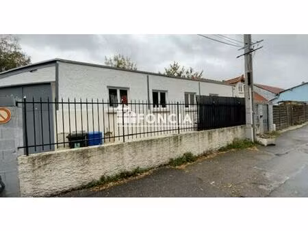 soisy à 2 pas du centre ville locale comprenant hangar bureau wc et parking extérieur