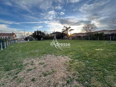 exclusivité - roques - terrain plat de 953m²  100% viabilisé