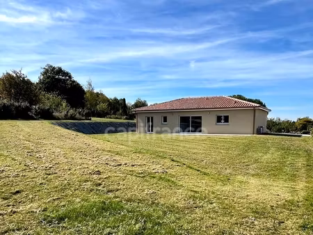 villa neuve de 100 m2  3 chambres  sur terrain de 1945 m2  dans un joli petit village à 8 