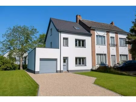 kwalitatief gerenoveerde woning op 835 m²!