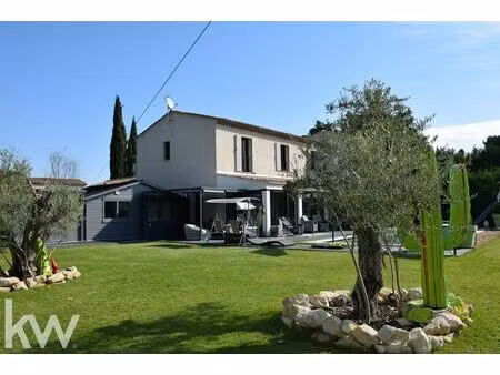 villa contemporaine d’exception avec piscine  jacuzzi et vue imprenable sur les alpilles –