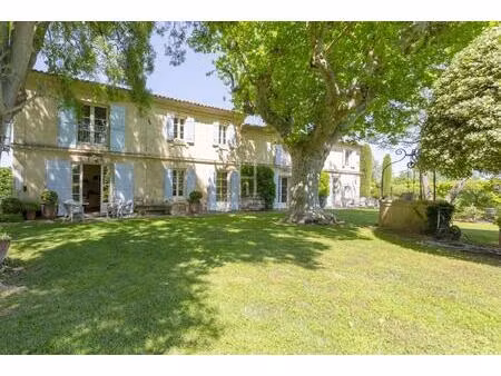 propriété de caractère située entre arles et les alpilles avec un parc verdoyant....
