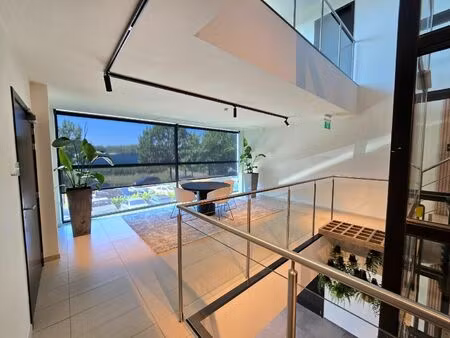 terbeschikkingstelling van infrastructuur in vernieuwde kantoren met parking  v.a. 21 m²  