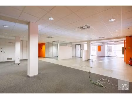 te huur - commerciële ruimte (271m²) mét parkeergelegenheid op een strategische locatie in