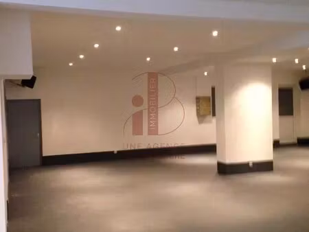 a 10 mns de fontainebleau local a usage commercial traversant de 430 m² loi carrez