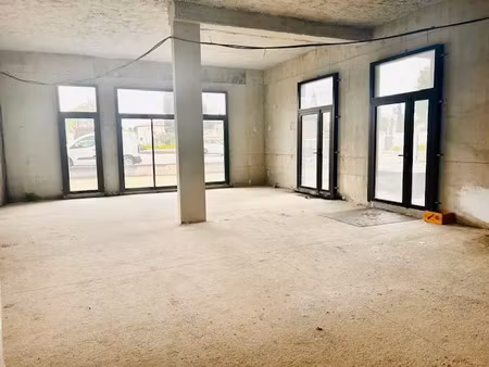 local commercial neuf à louer – 180 m² avec réserve en option – emplacement stratégique à 