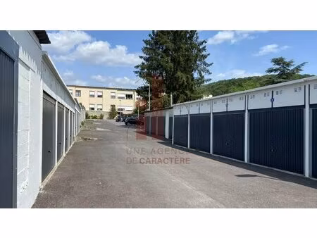 chevreuse centre ensemble de garages a vendre sur un terrain clos de 1745 m²