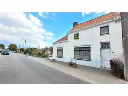 maison semi mitoyenne située au calme avec jardin et 4 garag