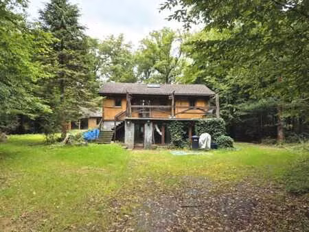 un chalet avec grand jardin