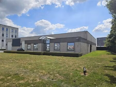 bedrijfsgebouw met ruime parking te waregem