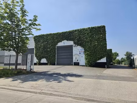 magazijnen met verhard terrein en kantoren