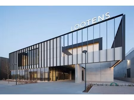 modern bedrijfspand met kantoren te harelbeke