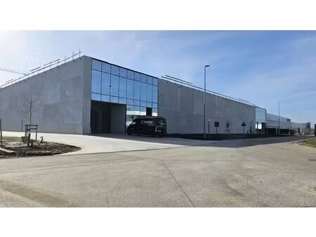 twee nieuwbouw loodsen met zichtlocatie e17