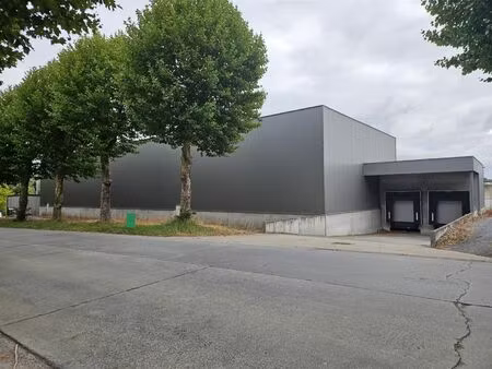 recent magazijn met laad-en loskades