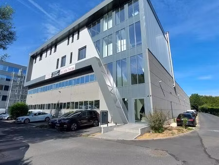 kantoorgebouw met 2x 400m² op her eerste en tweede verdiep - reeds ingericht