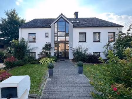 villa avec garages et entrepôts