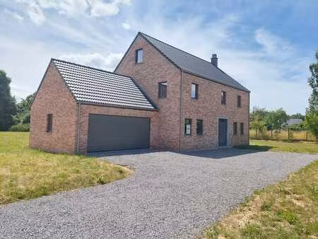 belle maison 4 façades dans un endroit calme.