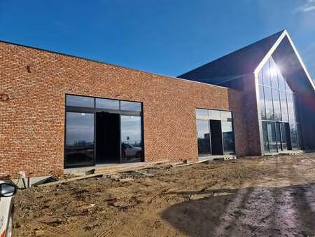 idéalement située  surface commerciale de +/- 143 m²