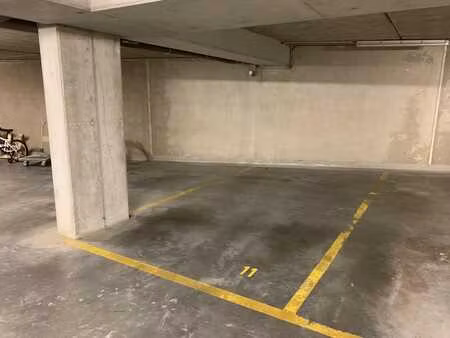 place de garage couverte dans résidence