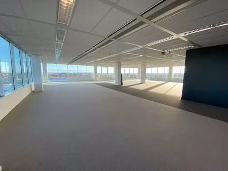 1.413 m² de bureaux high-tech avec une visibilité unique ...