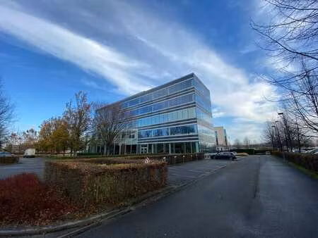 975 m² de bureaux high-tech avec une visibilité unique le...