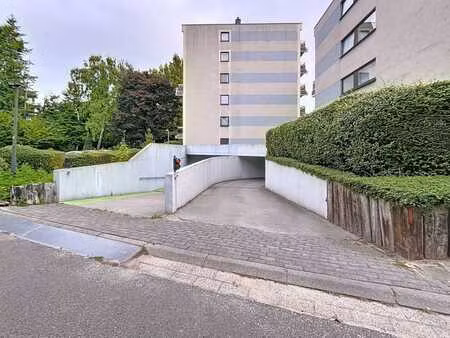 place de parking située à strombeek-bever