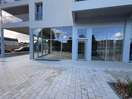 location bureaux et commerces à avrillé (49240) : à louer / 137m² avrillé