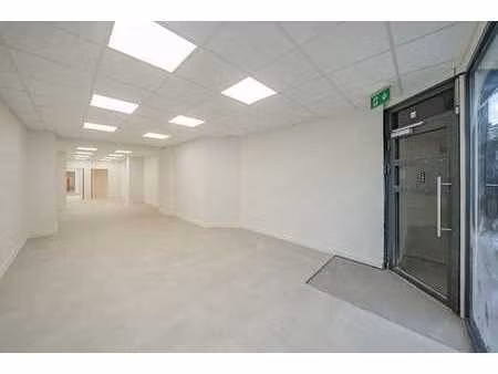 commerce idéalement situé sur la grand place de nivelles