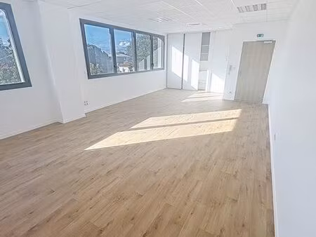 bureau 39m² en parfait état avec parkings