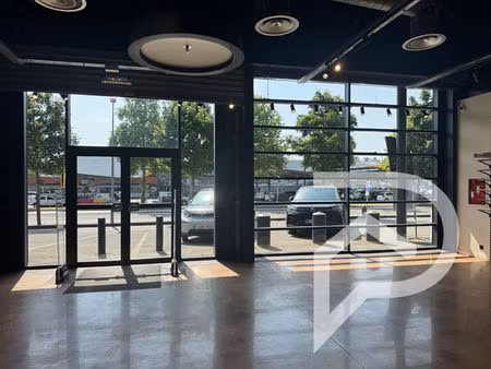 auch : local commercial de 600 m² dans zone commerciale