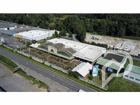 local commercial - belle visibilité - grandes surfaces d'exploitation