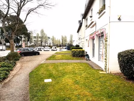 a louer local commercial - coeur de bourg - saint ave -