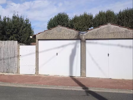 terrain constructible de 238 m² avec 2 garages