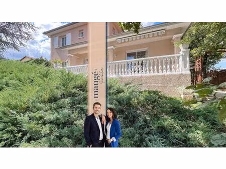 maison - 4 chambres - buanderie -garage double - terrasses - jardin - au calme - proche co