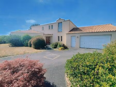 maison de 237m²  6 chambres  piscine