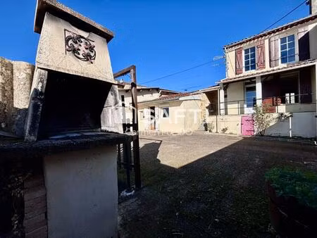 maison en pierre mitoyenne : 2 chambres  jardin  garage et un potentiel studio !