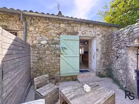 maison de village avec un gîte  une petite cour et deux terrasses