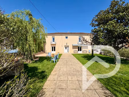 maison en pierre avec un grand terrain et dépendances