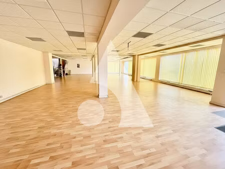 magasin d'exposition sur deux niveaux - liffol-le-grand